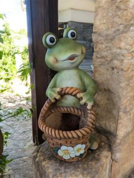 Frosch mit Korb in der Hand 43 cm - Charmante Frühlingsdeko